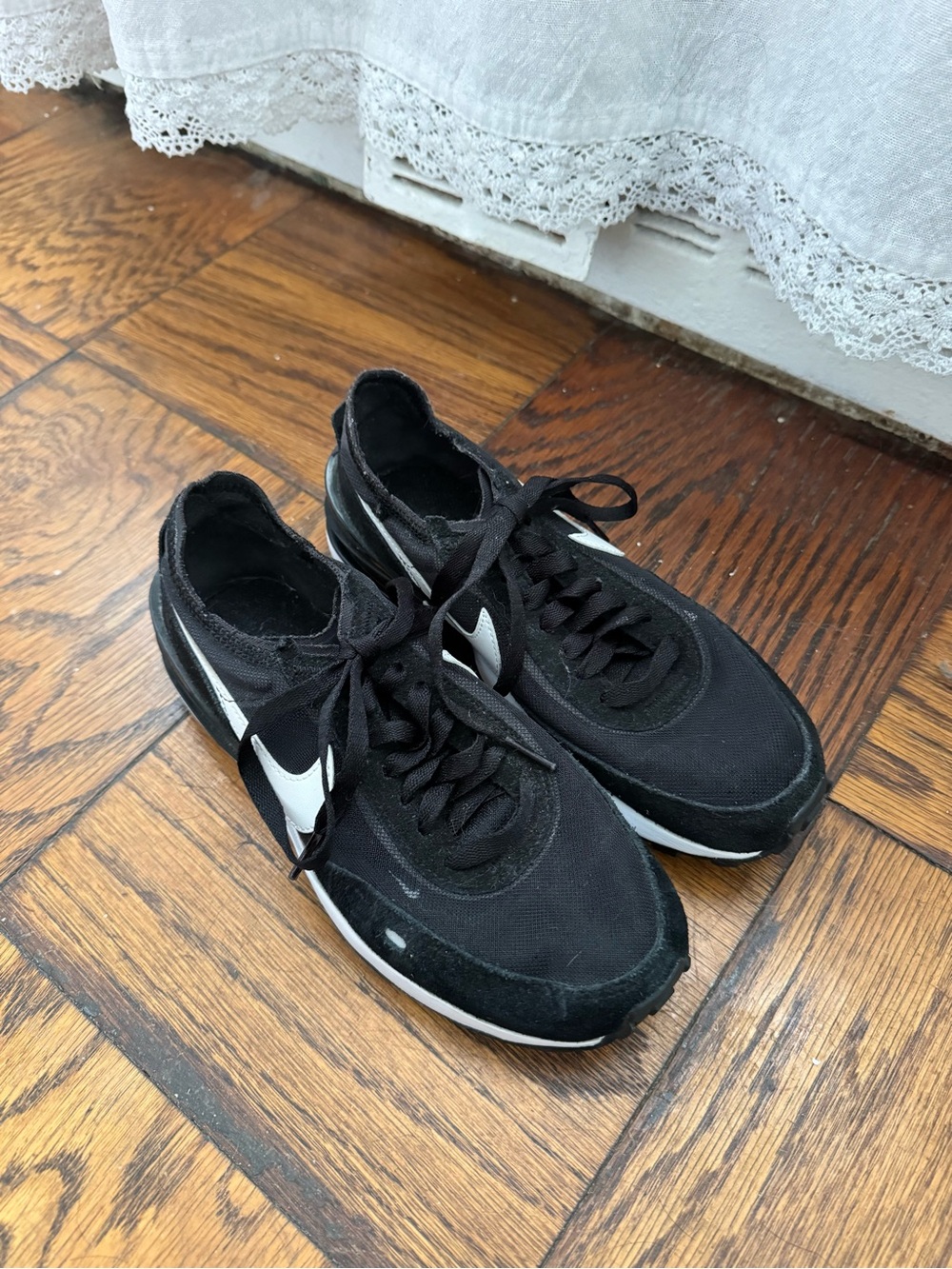 Women’s Nike Sneakers, black/white, size 5